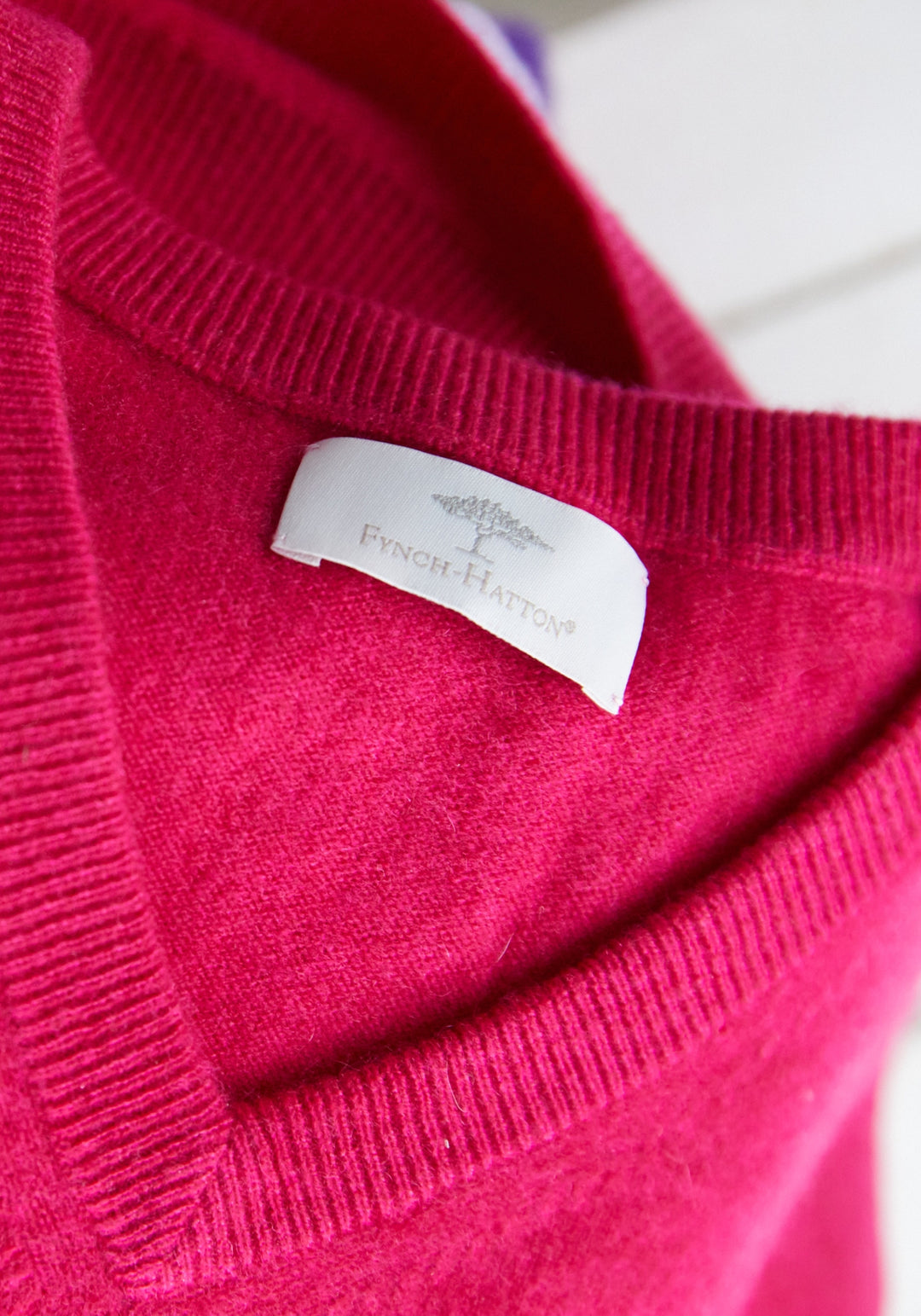 Nahaufnahme V-Ausschnitt Kaschmir Pullover in Rosa