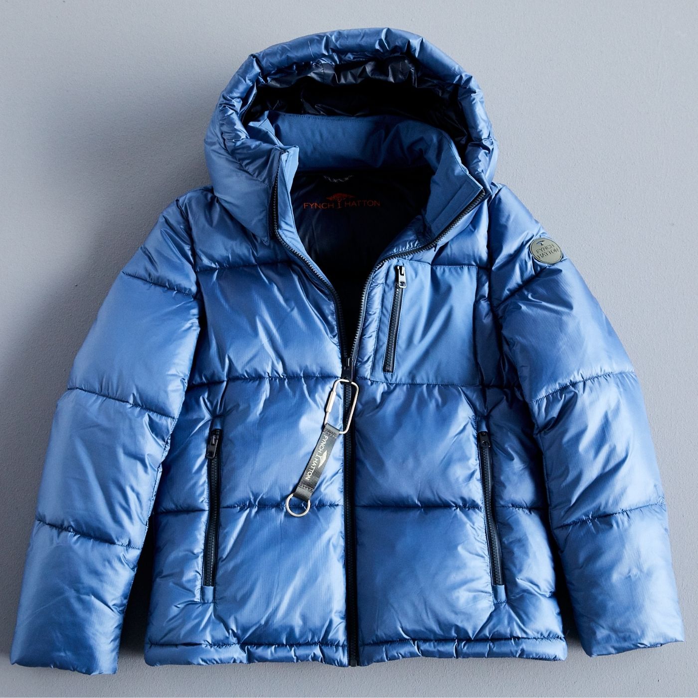 Blaue Pufferjacke für den Winter