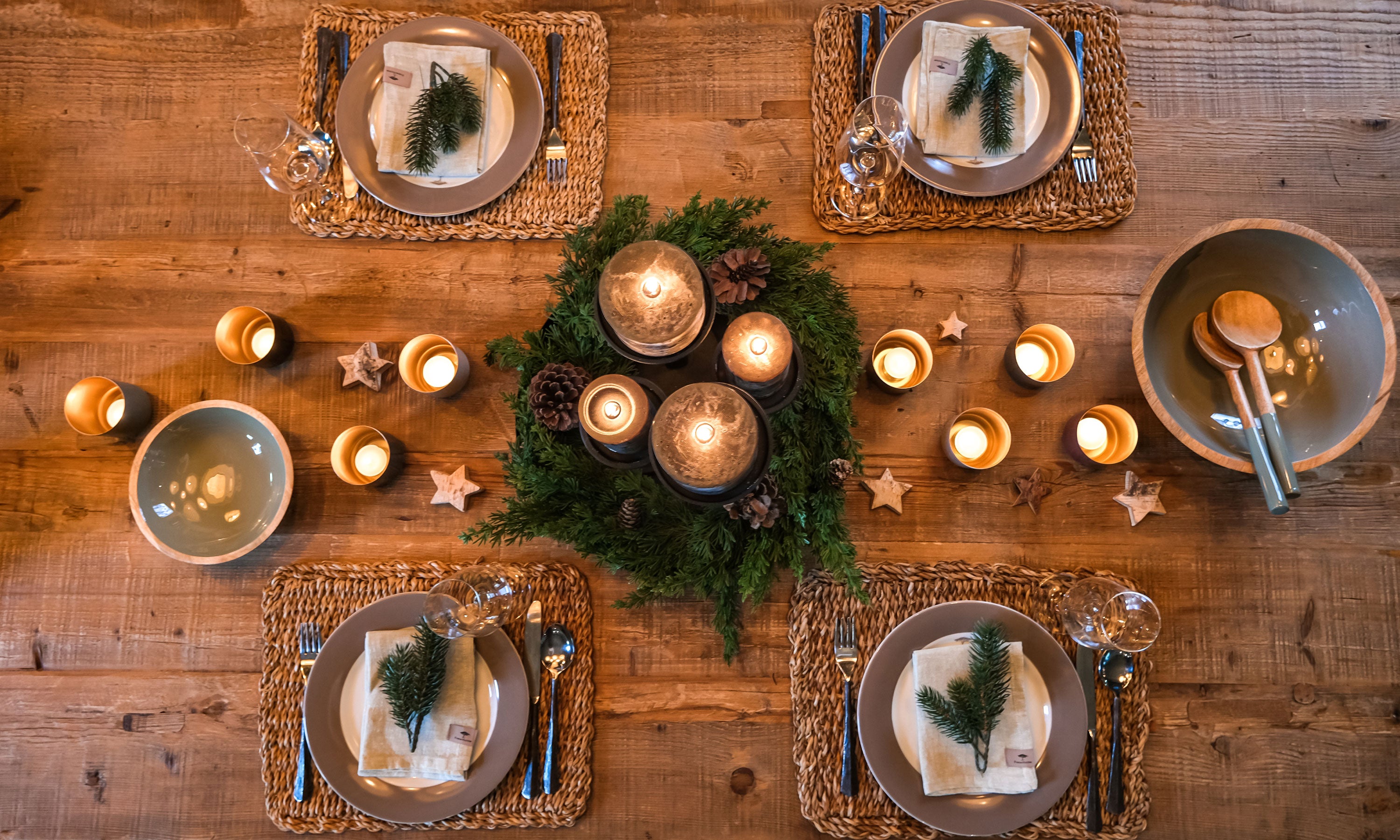 Dekortierter Tisch für Weihnachten in Vogelperspektive