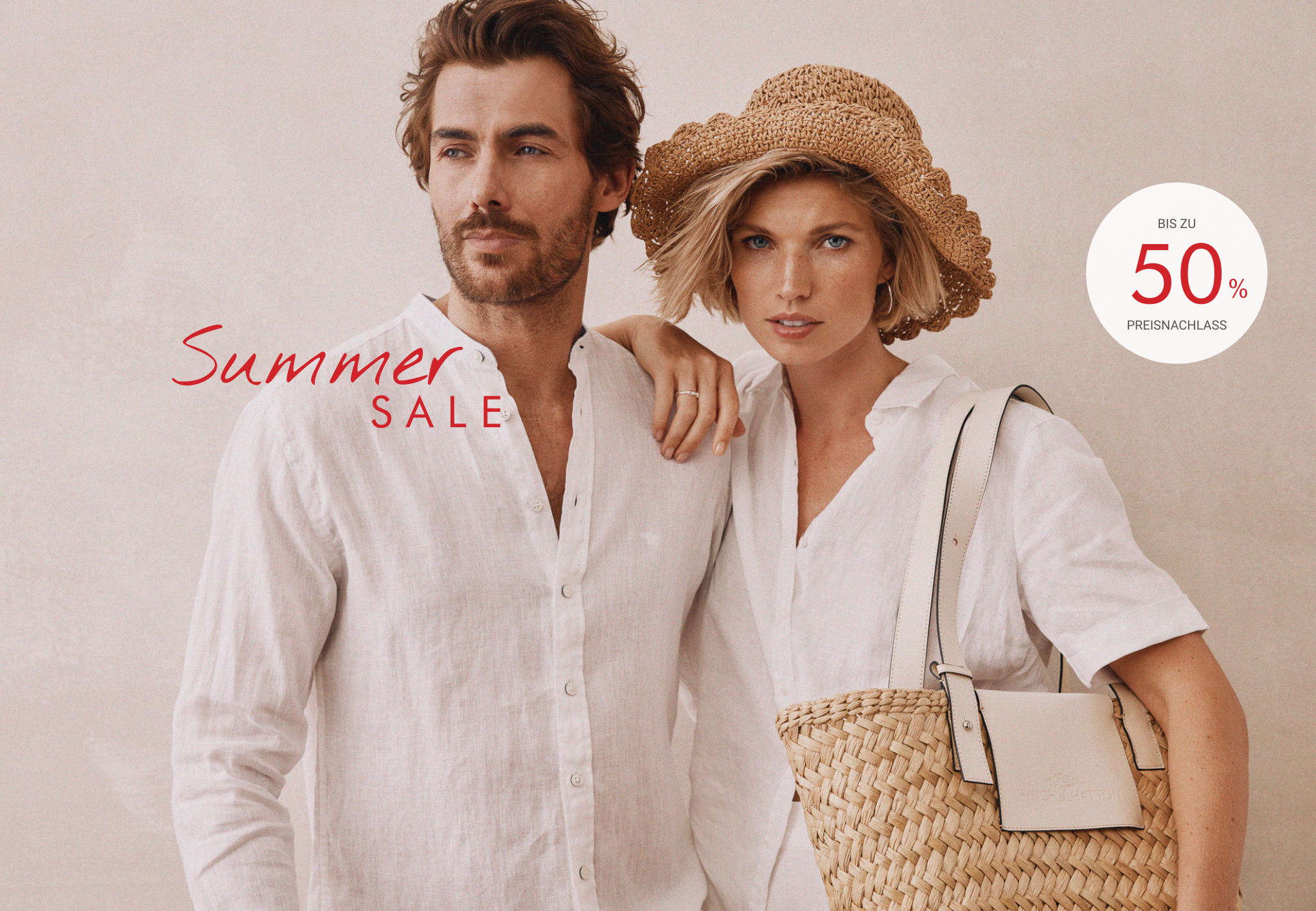FYNCH-HATTON Summer Sale – Modelpaar in stilvoller Sommermode mit Strohhut, Basttasche und Leinenhemd, bis zu 50 % Rabatt.